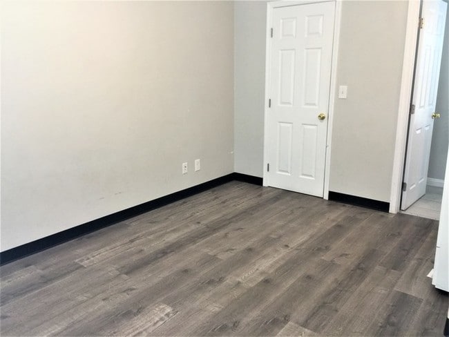 Building Photo - Upgraded corner studio for rent!