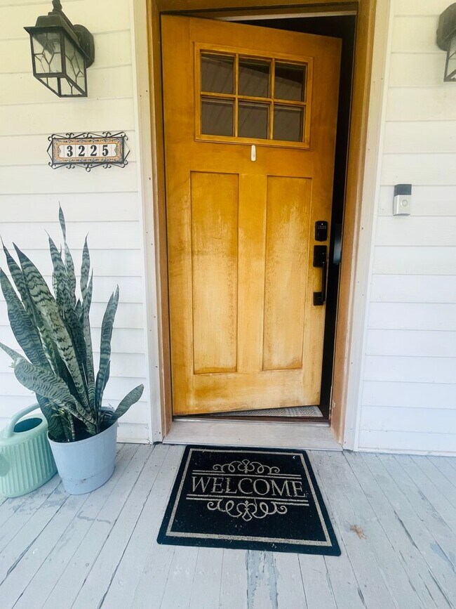 Foto del edificio - The West Jefferson — Furnished comfort in ...