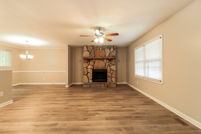 Foto del edificio - 3373 Heatherwood Ln SW