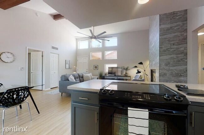 Building Photo - 5051 N Sabino Canyon Rd