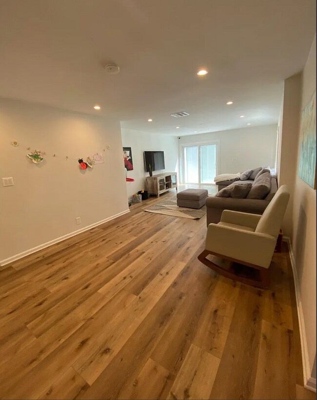 Foto del edificio - 5840 Allott Ave