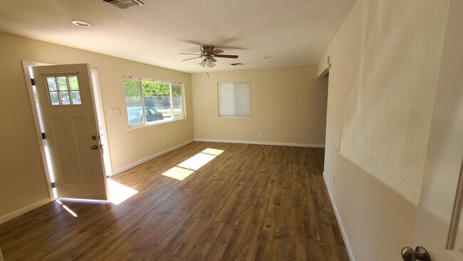 Building Photo - Two Bedroom One Bathroom Home in Carmichael
