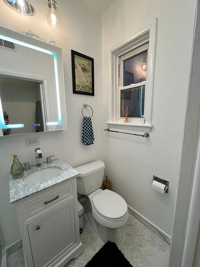 Building Photo - 448 W St James Pl
