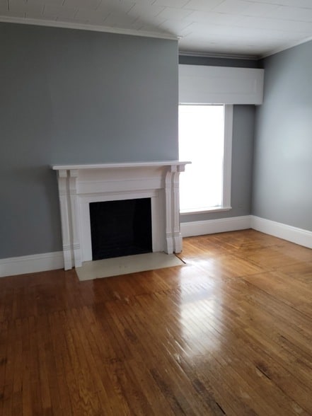 Building Photo - 172 Nesmith St