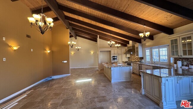 Foto del edificio - 4127 W 176th St