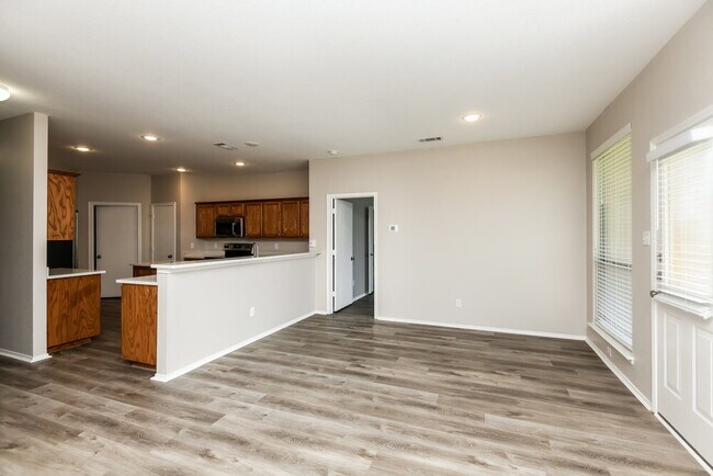 Foto del edificio - 9909 Amaryllis Ln