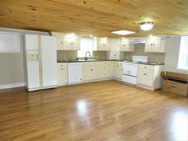Building Photo - 124 Carriage Way