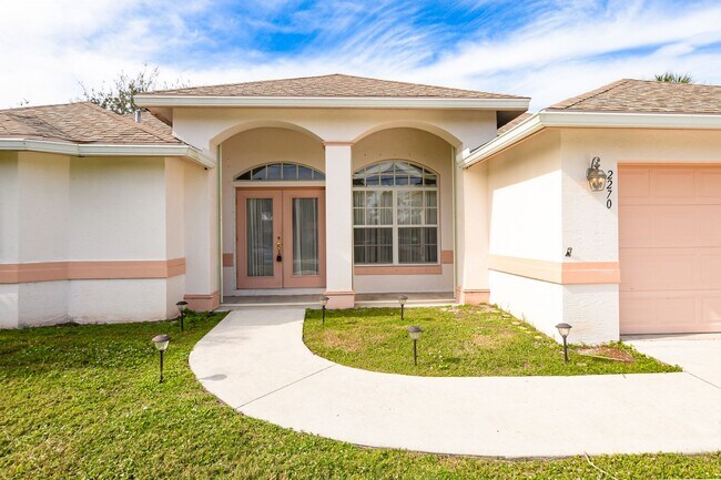 Building Photo - Gorgeous 3 bedroom, 2 bathroom Pool Home