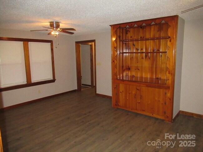Foto del edificio - 1343 Beal Rd