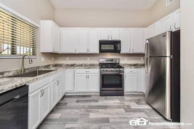 Building Photo - Spacious updated 4 Bed, 3 Bath home in Tuc...