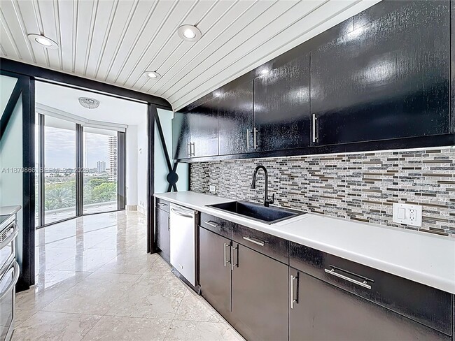 Building Photo - 2800 Island Blvd