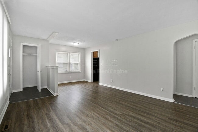 Building Photo - 2404 Thomas Ave