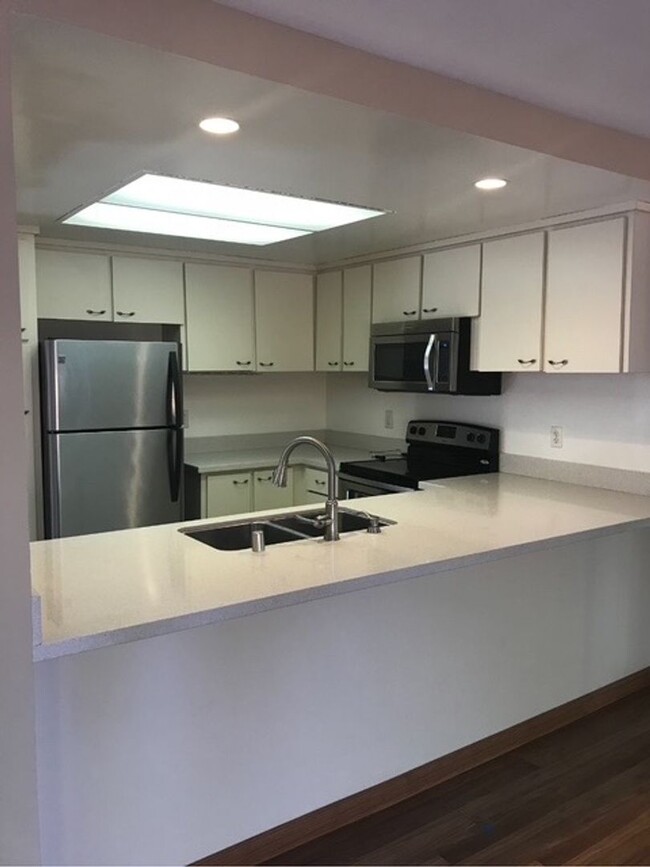 Foto del edificio - Cupertino- Beautifully updated townhome wi...