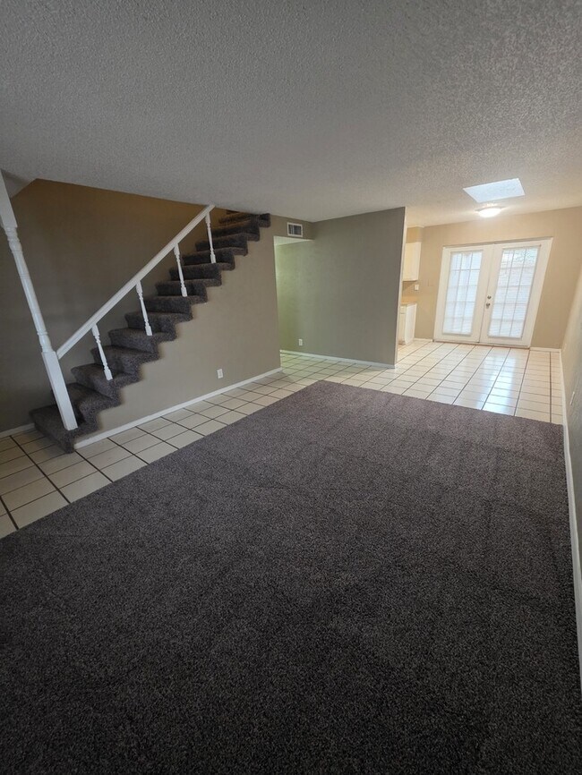 Building Photo - 3 bed 2 bath townhome, 2 car garage