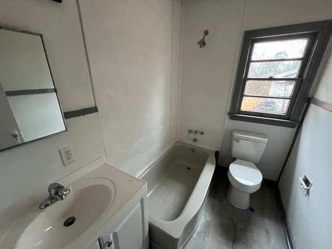 Building Photo - 754 Raymond Rd