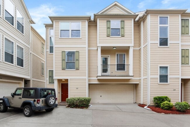 Come see this modern 3-story townhome in t... - Come see this modern 3-story townhome in t...