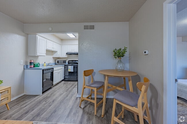 1BR, 1BA - 650SF - Dining Room - University View Denton