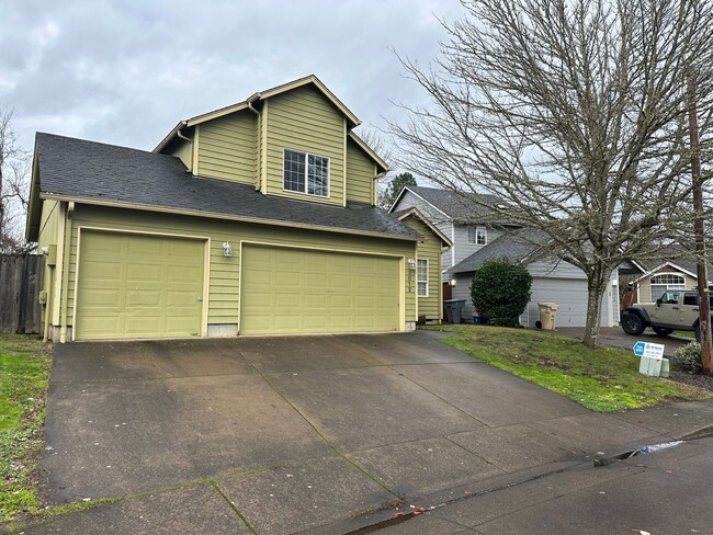 Building Photo - Large 4 Bedroom 2.5 bath 2 Story Home Redu...