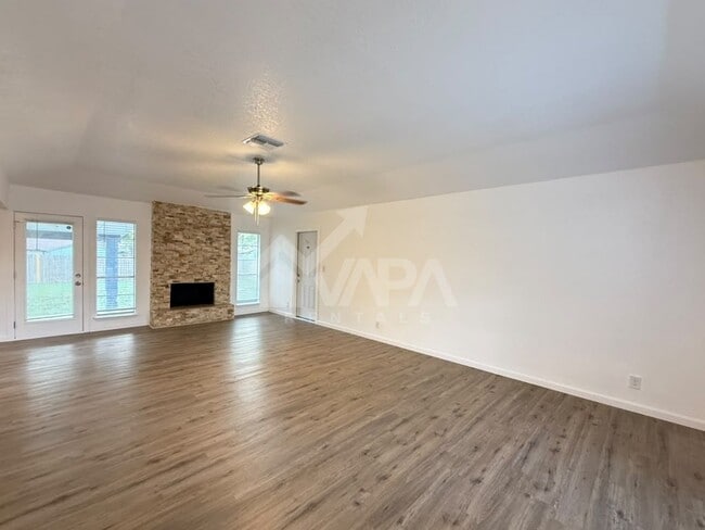Building Photo - 307 Castle Ct