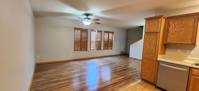 Building Photo - 2 bed 2 Bath Town House