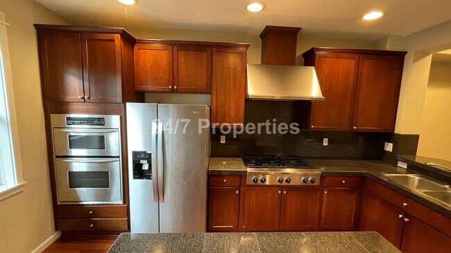 Foto del edificio - Beautiful 3 BD I 3.5 BA Townhome w/ Double...