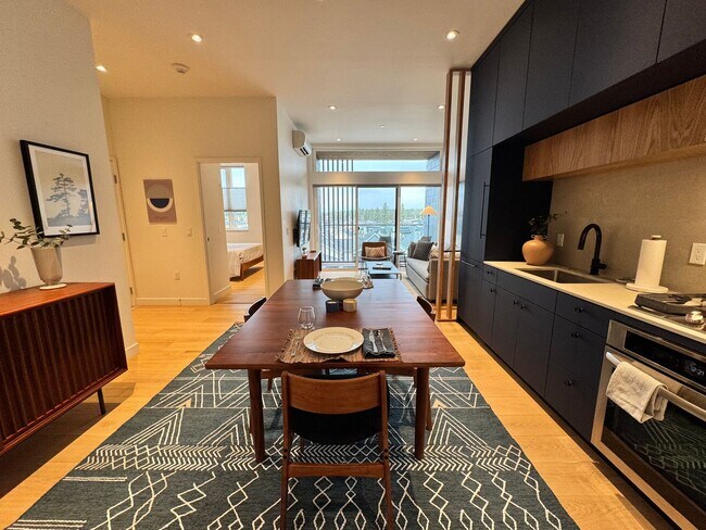 Foto del edificio - FURNISHED: UTILITIES PAID BY OWNER: (TWO MONTH MOVE-IN RATE OPTION) NWX tastefully furnished 1 be...