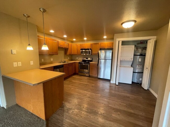Building Photo - 2 bedroom 2 bath condo centrally located o...