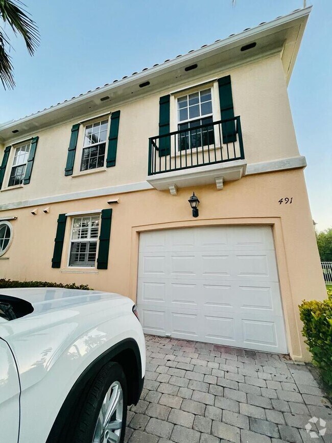 Sun Terrace At The Oaks Apartments for Rent with Hardwood Floors Palm