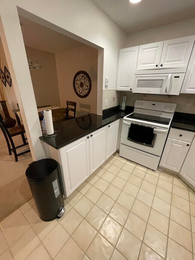 Foto del edificio - 335 Knotty Pine Cir