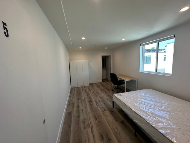 Building Photo - 3001 Van Buren Pl