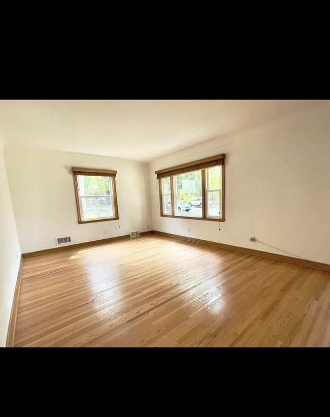 Foto del edificio - 1047 Jenks Ave E
