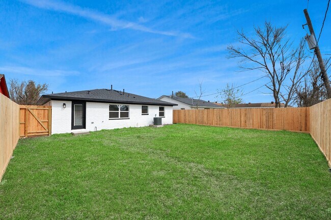 Building Photo - 10114 Fairfax St