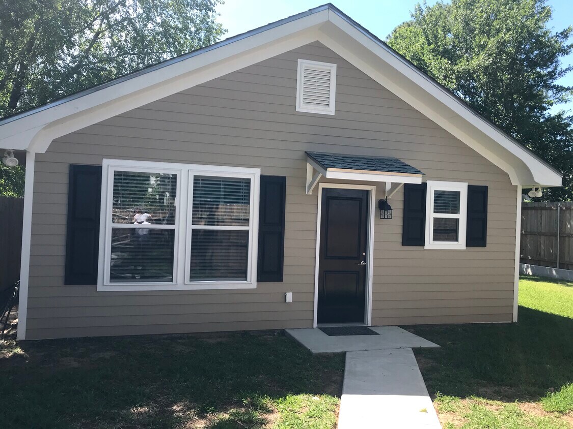 Primary Photo - 440 Helios Ave