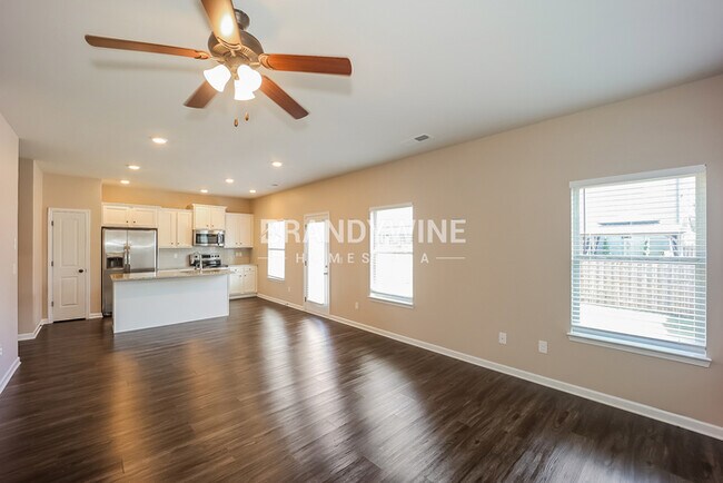 Building Photo - ONE MONTH FREE RENT!!