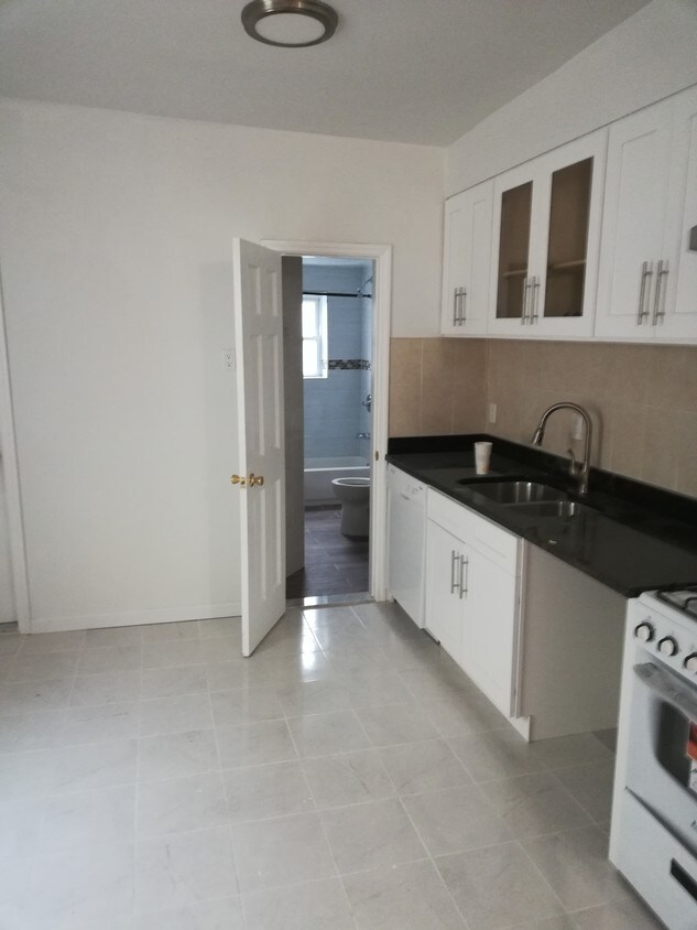 Primary Photo - 31-17 Linden Pl
