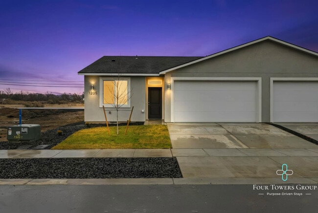 Building Photo - 1205 NE Emerald Dr