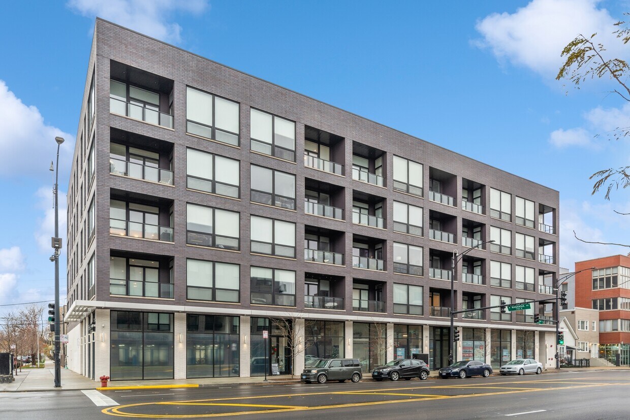 Primary Photo - 2400 W Wabansia Ave