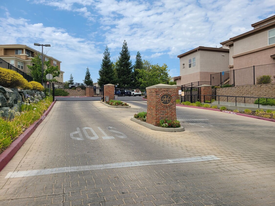 Foto principal - Gated 2 Bdrm, 2 Bath Condo in Folsom Madro...