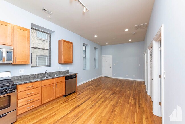 Building Photo - 737 N May St