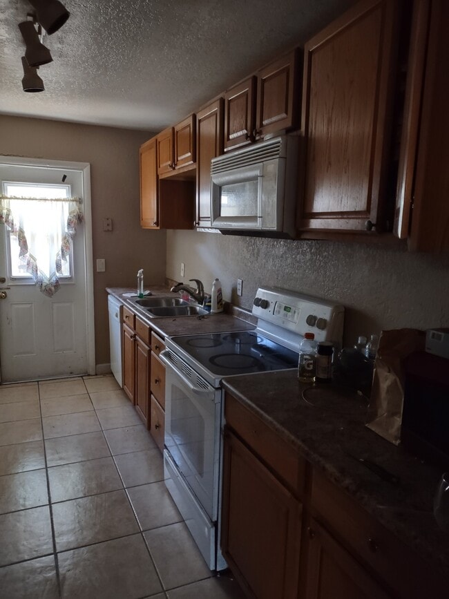 Building Photo - 220 Cherokee Ct