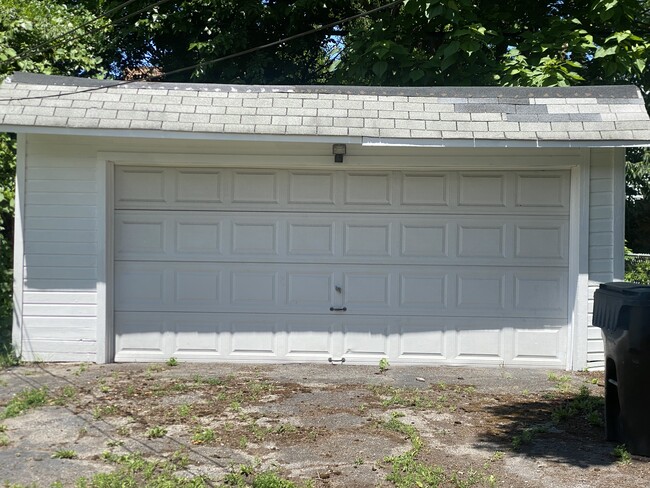 Building Photo - 10411 Rosehill Ave