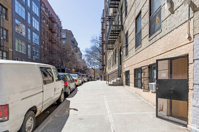 Walkway - 49-55 Wadsworth Ter