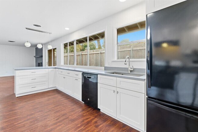 Foto del edificio - 6108 Cherrylawn Cir