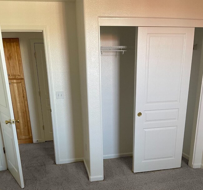 room - 1360 Shady Ln