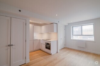 Building Photo - 25 Av des Pins O