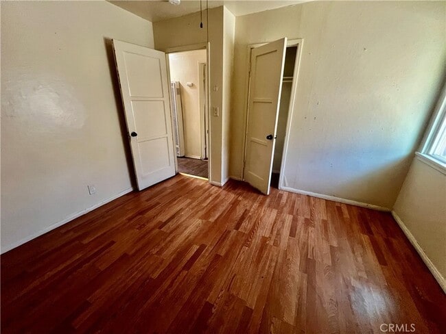 Building Photo - 342 S Sycamore Ave