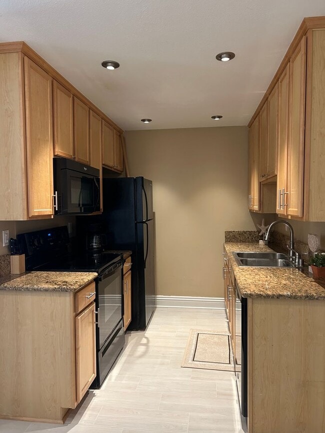 Building Photo - Fully Furnished Coastal Condo