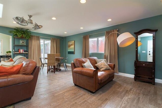 Foto del edificio - Lovely & Spacious Clairemont Home!  3BD/2BA w/ Pool & Hot Tub! Only - $5,495/mo