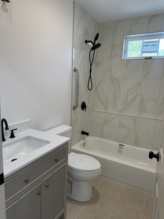 Foto del edificio - Beautifully Renovated 1 Bedroom Apartment