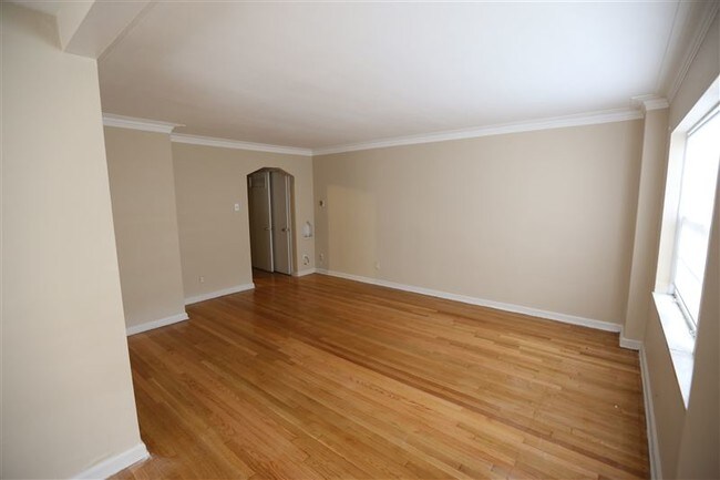 Foto del edificio - 2 br, 1 bath  - Palmer Park Plaza
